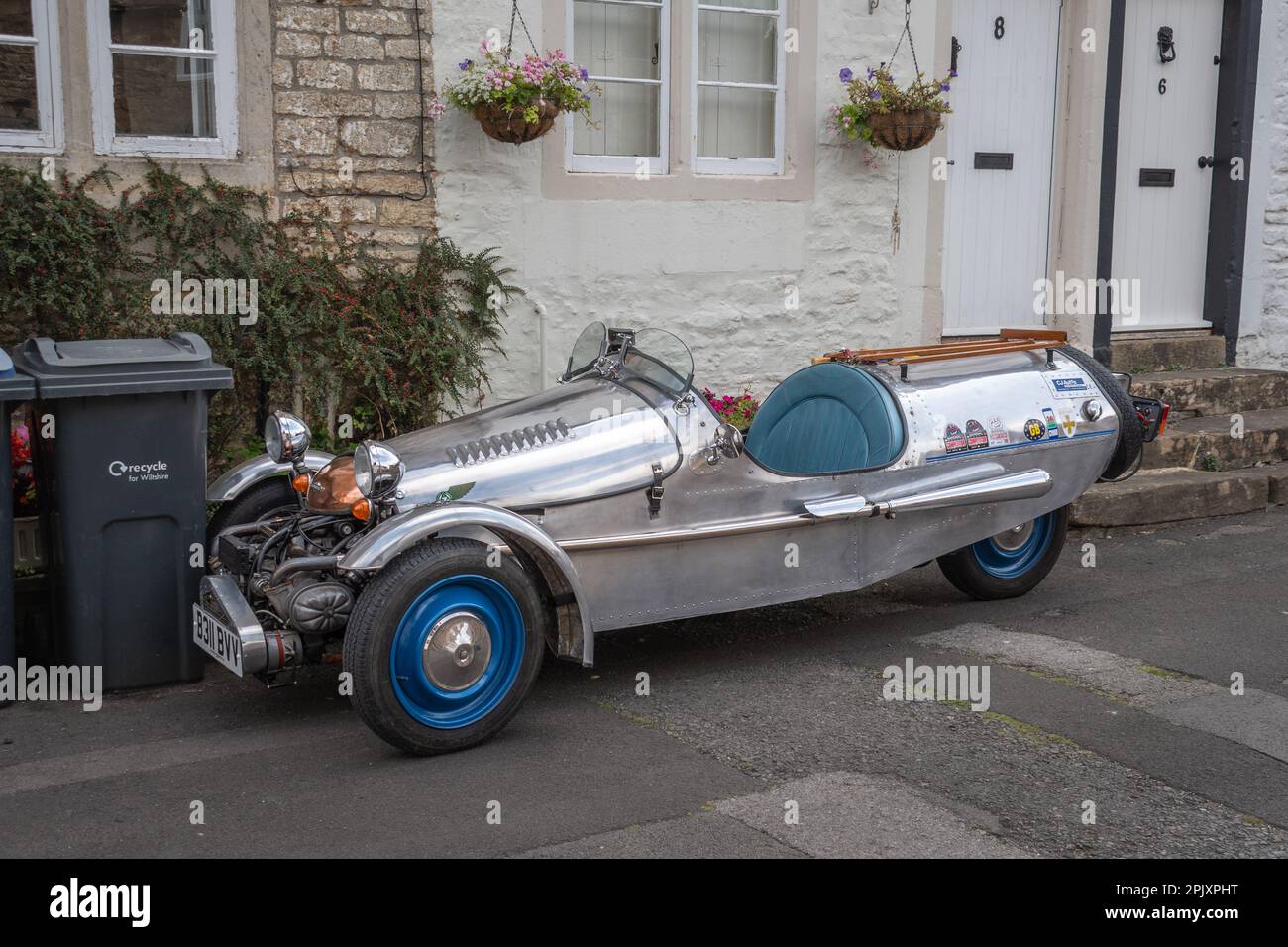 Melksham Wiltshire Regno Unito Settembre 22 2022. Un grasshopper di Pembleton con la carrozzeria argento e le ruote blu e la sede parcheggiata all'esterno dei vecchi cottage terrazzati dentro Foto Stock