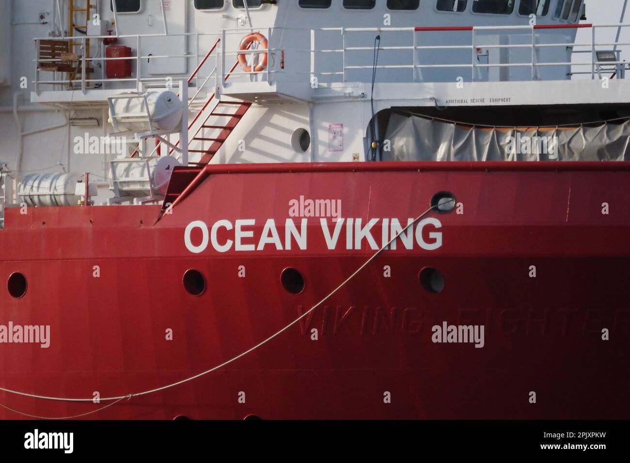 Salerno, Italia. 04th Apr, 2023. La nave dell' ONG Sos Mediterranee Ocean Viking arriva al porto di Salerno con 92 migranti a bordo, salvati al largo della costa libica pochi giorni fa. Credit: Vincenzo Izzo/Alamy Live News Foto Stock