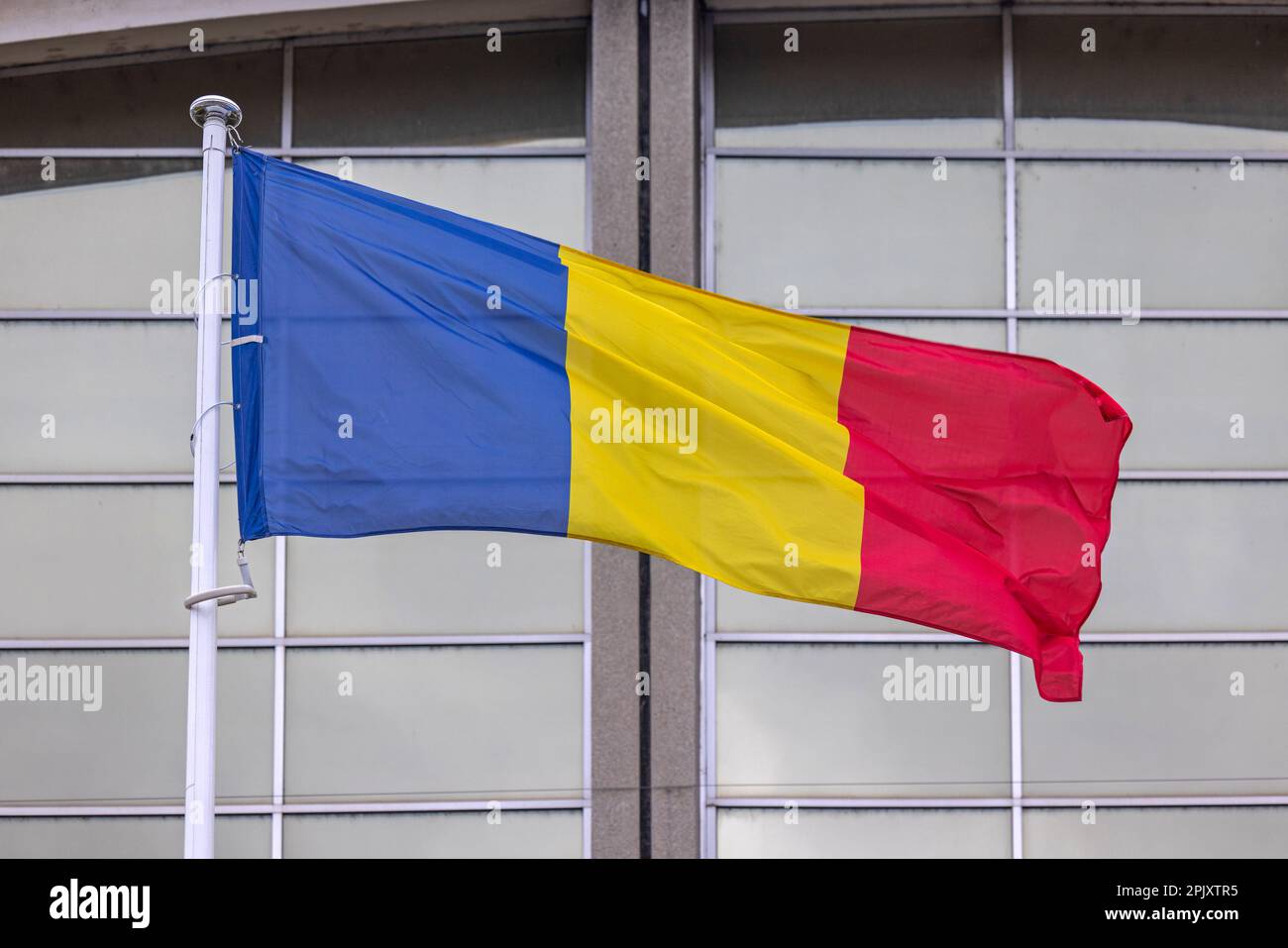 Bandiera nazionale della Romania Paese di fronte al vetro edificio Foto Stock