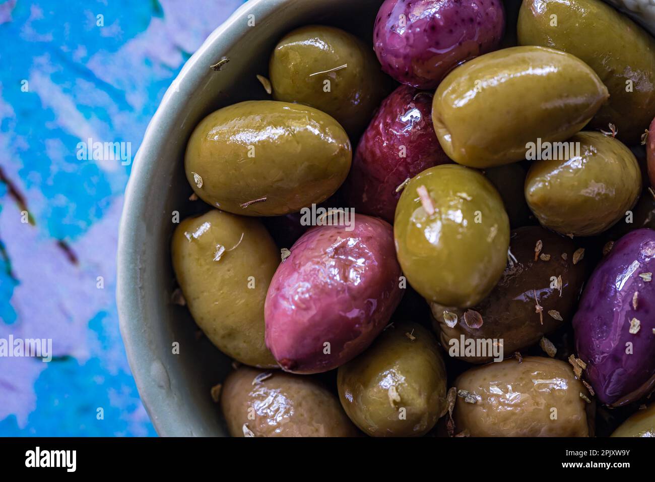 Mescolare le olive greche in una ciotola. Sopra lo scatto macro. Foto Stock