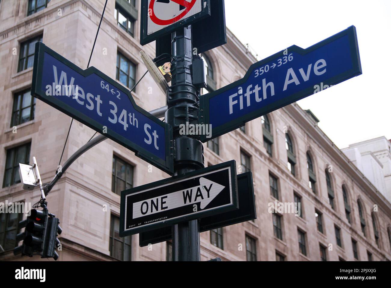 Blue West 34th Street e Fifth Avenue segno storico nel centro di Manhattan a New York Foto Stock
