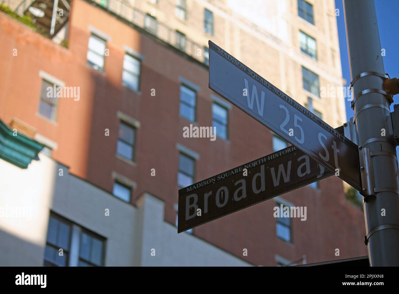 Brown West 25th Street e Broadway storico segno a Midtown Manhattan a New York City Foto Stock