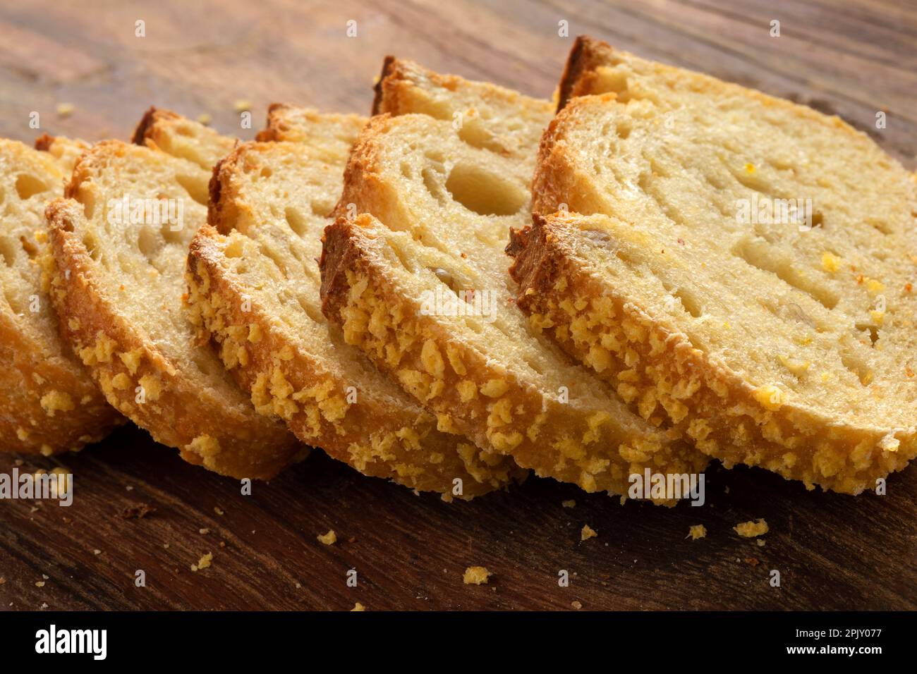 Fette di pane di mais appena sfornato fatto in casa su un tagliere da vicino Foto Stock