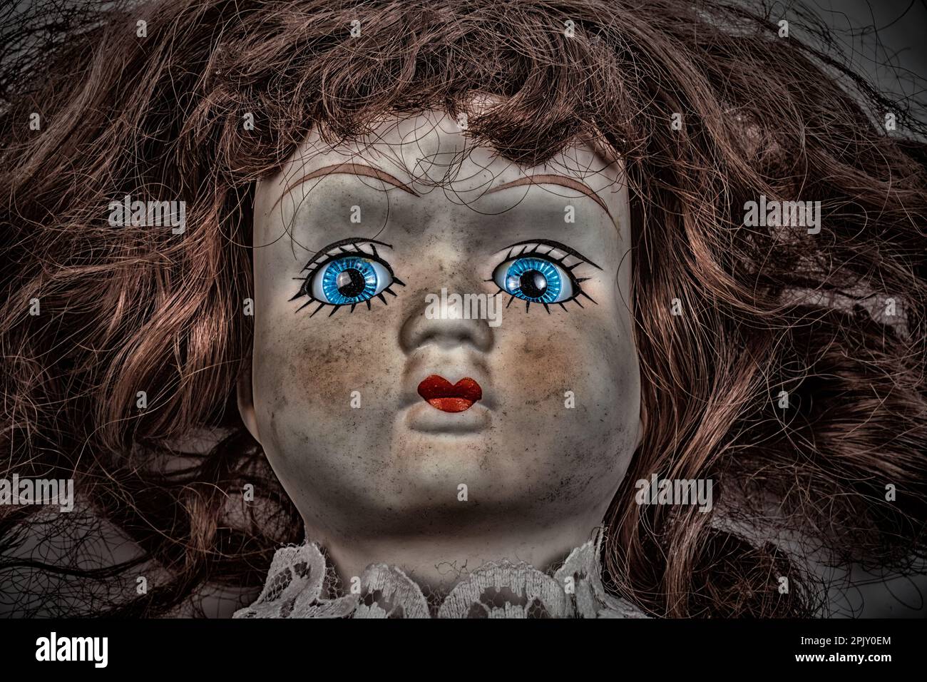 Vecchia bambola, volto demoniaco Foto Stock