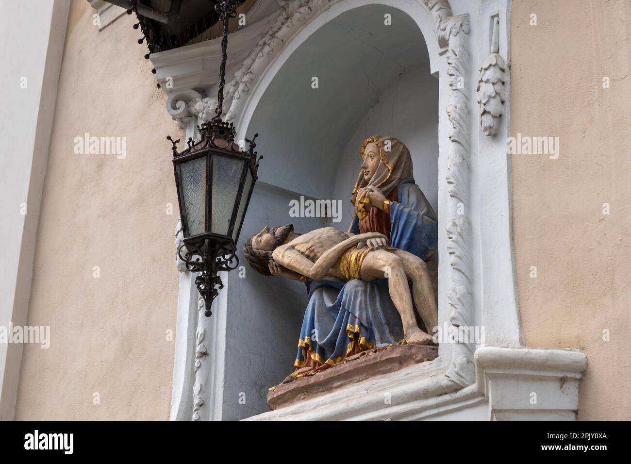 Statua di Gesù Cristo e Beata Vergine Maria, scultura gotica Pieta in nicchia della Cattedrale di Lubiana - Chiesa di San Nicola a Lubiana, Slo Foto Stock