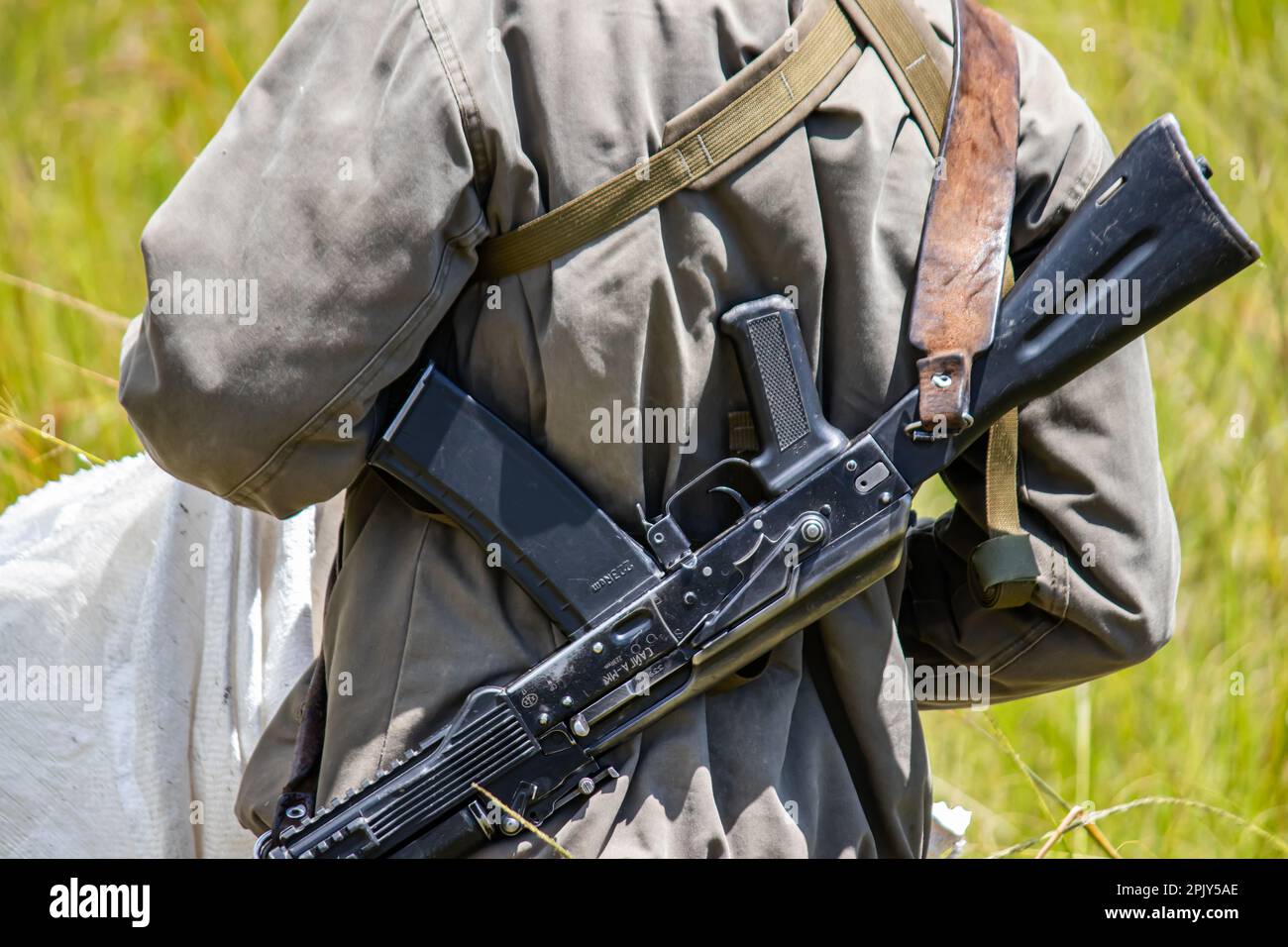 Rangers armati di armi nel parco di conservazione degli animali in Zimbabwe, in Rhino di Ispire & Wildlife Conservancy Foto Stock