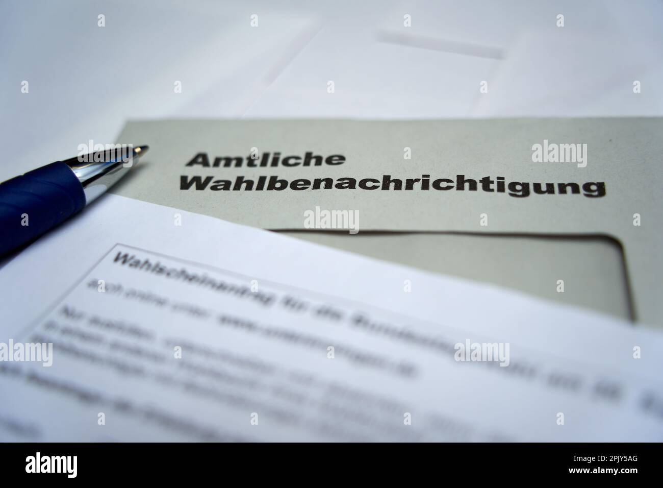 Stoccarda, Germania - 28 agosto 2021: Notifica ufficiale delle elezioni (Wahlbenachrichtigung Bundestagswahl) per le elezioni federali in germania. Suggerimento di Foto Stock