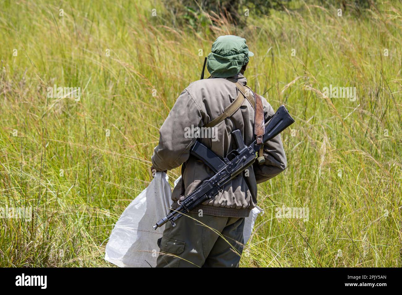 Rangers armati di armi nel parco di conservazione degli animali in Zimbabwe, in Rhino di Ispire & Wildlife Conservancy Foto Stock