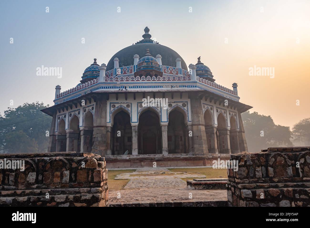 vista esterna della tomba di nila gumbad di humayun al mattino misteriosa da una prospettiva unica Foto Stock