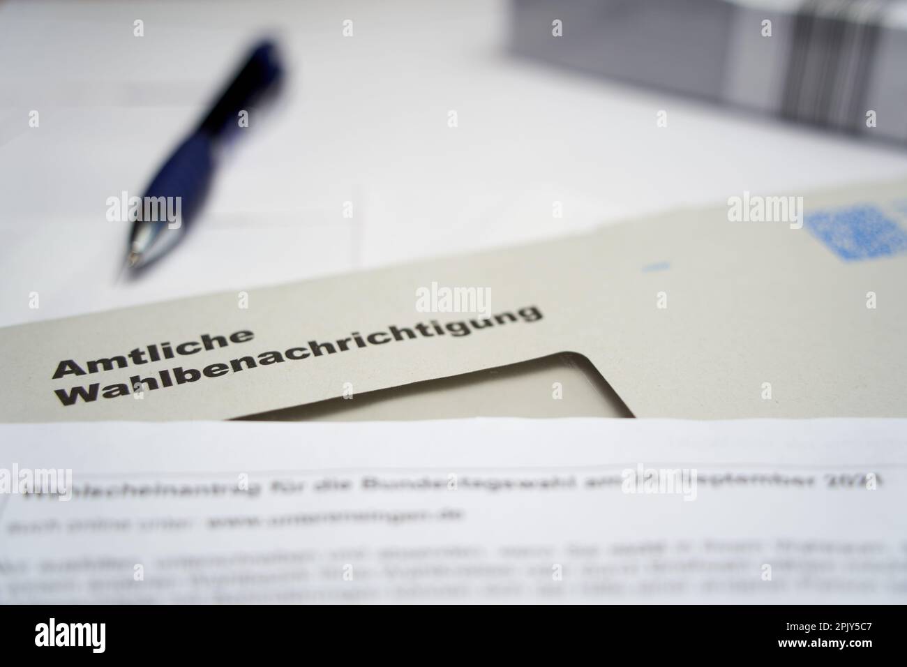 Stoccarda, Germania - 28 agosto 2021: Notifica ufficiale delle elezioni (Wahlbenachrichtigung Bundestagswahl) per le elezioni federali in germania. Multip Foto Stock