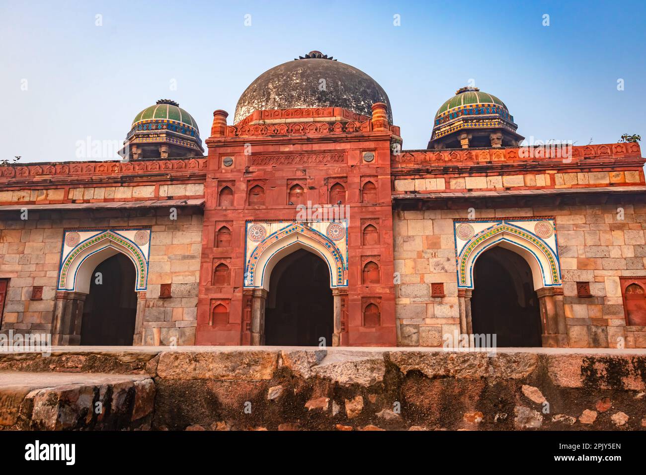 moschea e tomba di isa khan di humayun tomba vista esterna al mattino misteriosa da una prospettiva unica Foto Stock