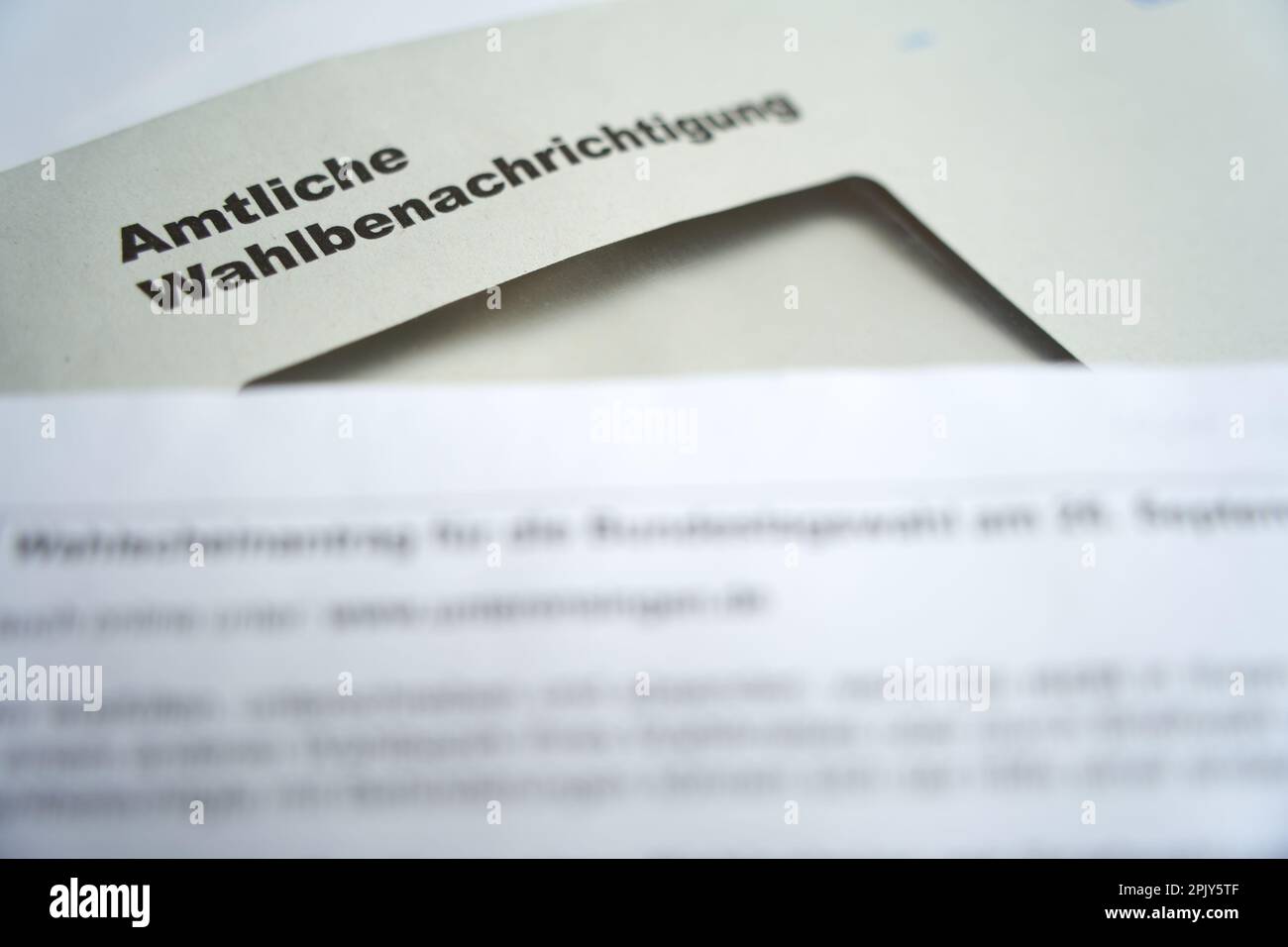 Stoccarda, Germania - 28 agosto 2021: Notifica ufficiale delle elezioni (Wahlbenachrichtigung Bundestagswahl) per le elezioni federali in germania. Aperto Foto Stock