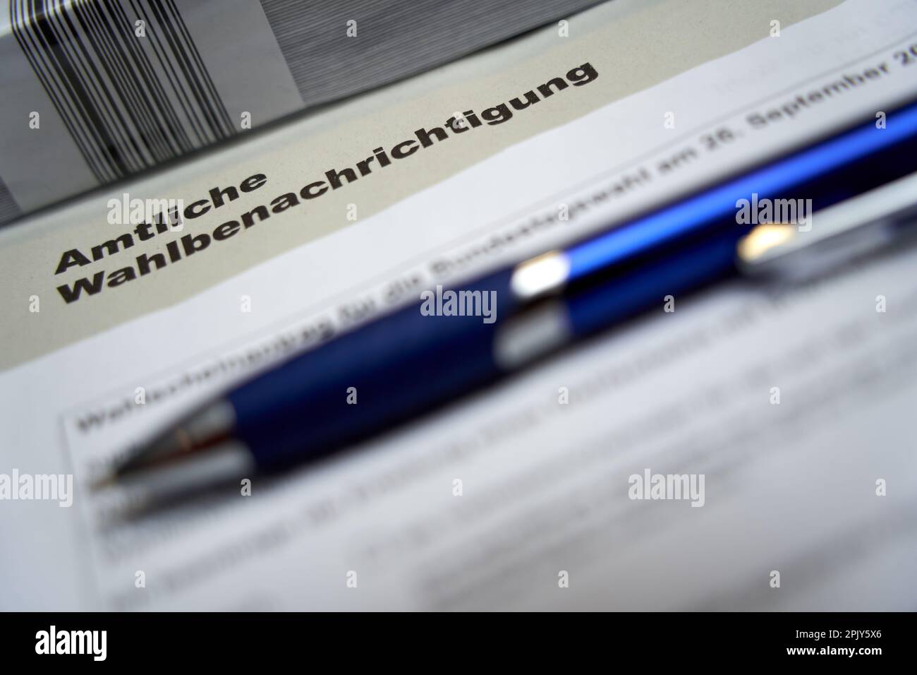 Stoccarda, Germania - 28 agosto 2021: Notifica ufficiale delle elezioni (Wahlbenachrichtigung Bundestagswahl) per le elezioni federali in germania. Blu p Foto Stock