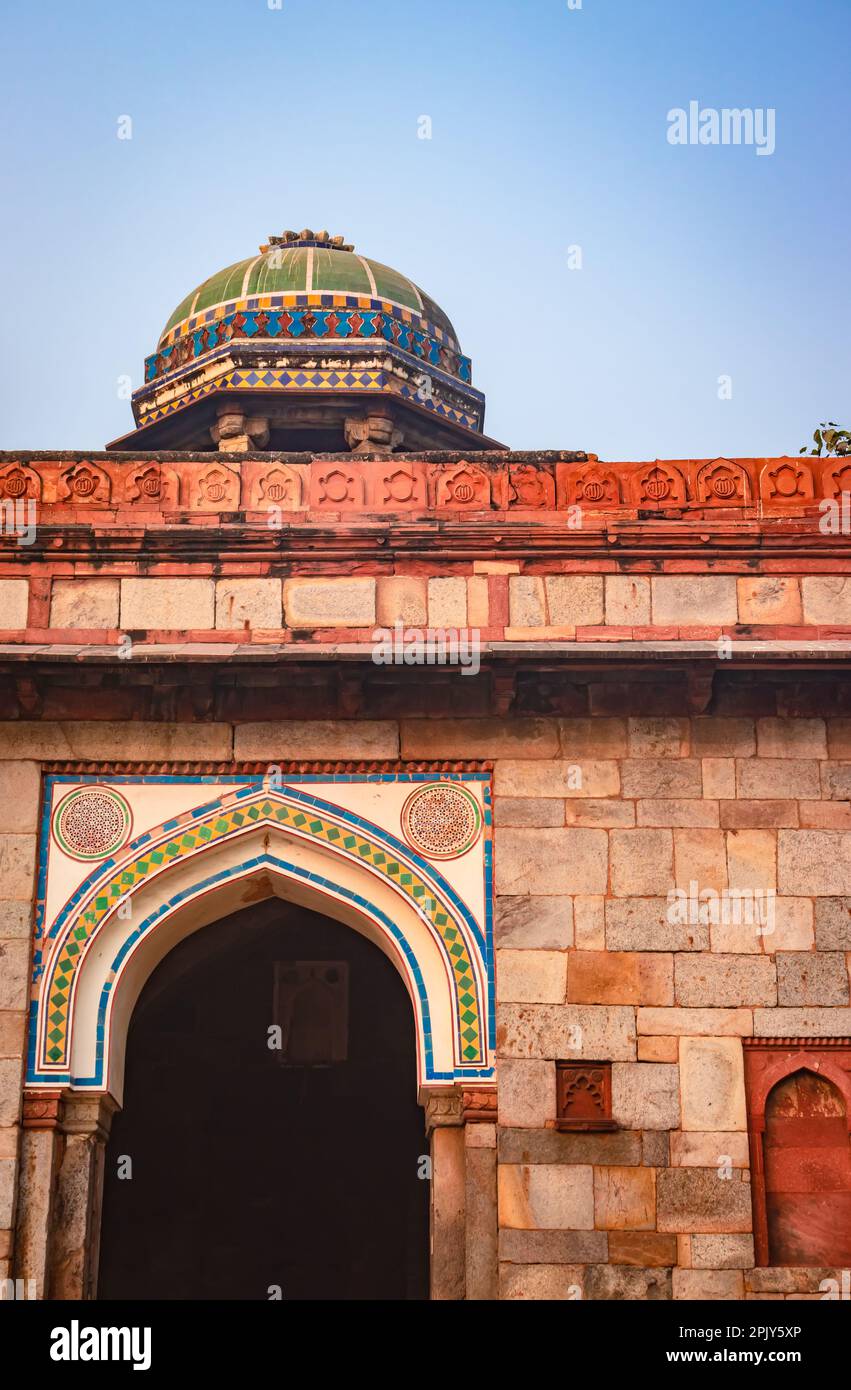 moschea e tomba di isa khan di humayun tomba vista esterna al mattino misteriosa da una prospettiva unica Foto Stock