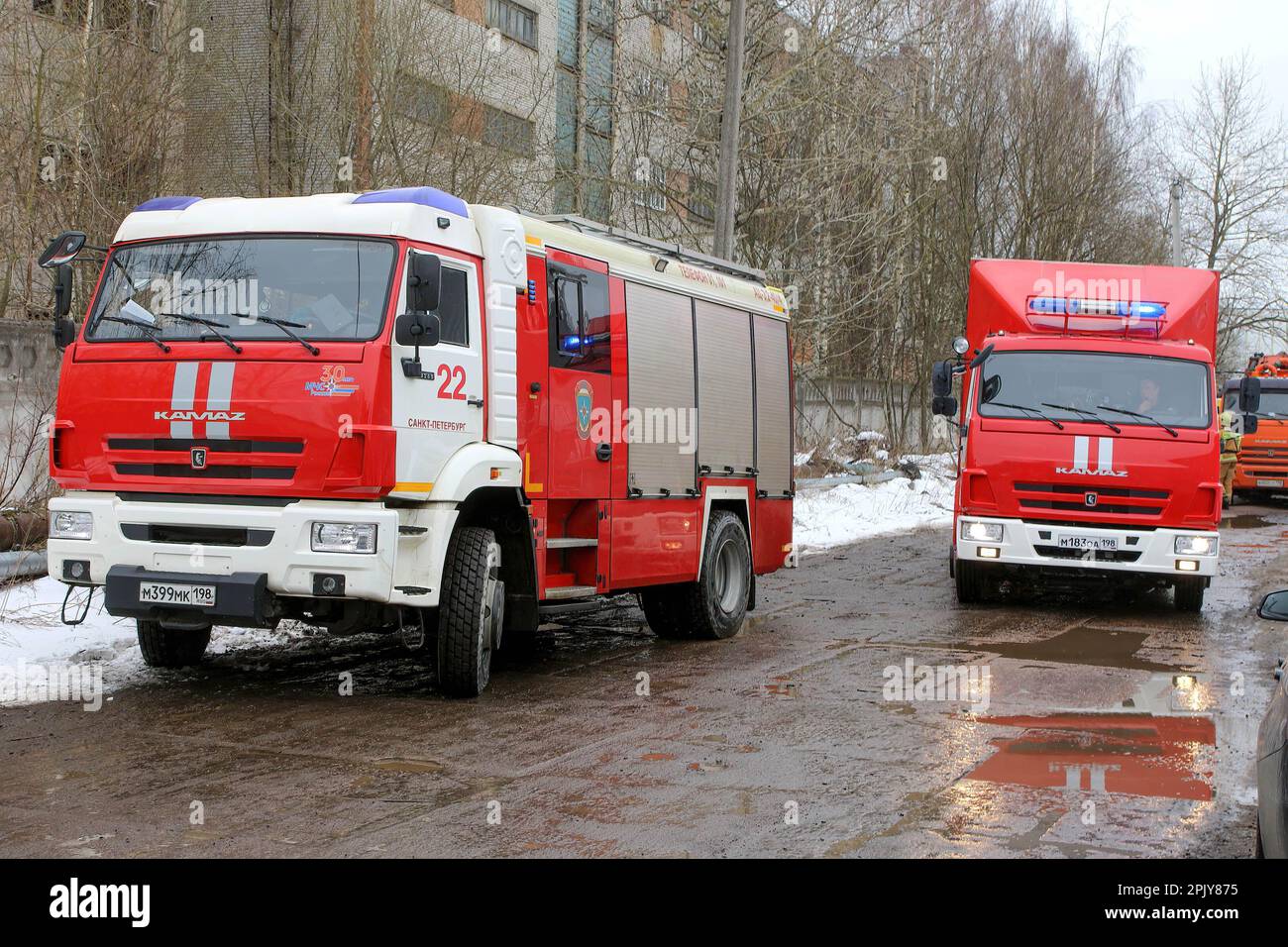 I camion dei vigili del fuoco sono arrivati sulla scena di un grande incendio nel nord di San Pietroburgo, dove l'incendio è stato liquidato da lavoratori di emergenza, vigili del fuoco e soccorritori presso il viale di trasporto della carta di scarto 3 dell'edificio del 5 ad un numero crescente di complessità. Un incendio è stato segnalato all'indirizzo: St. Petersburg, distretto di Primorsky, passaggio carta dei rifiuti, edificio 5/3. Al momento non sono state ricevute informazioni sulle vittime. Secondo i dati preliminari, sono esplosi diversi cilindri. Il magazzino si trova sul territorio dell'impresa di produzione e approvvigionamento di Petrograd. (Foto di Konhimakistanti Foto Stock