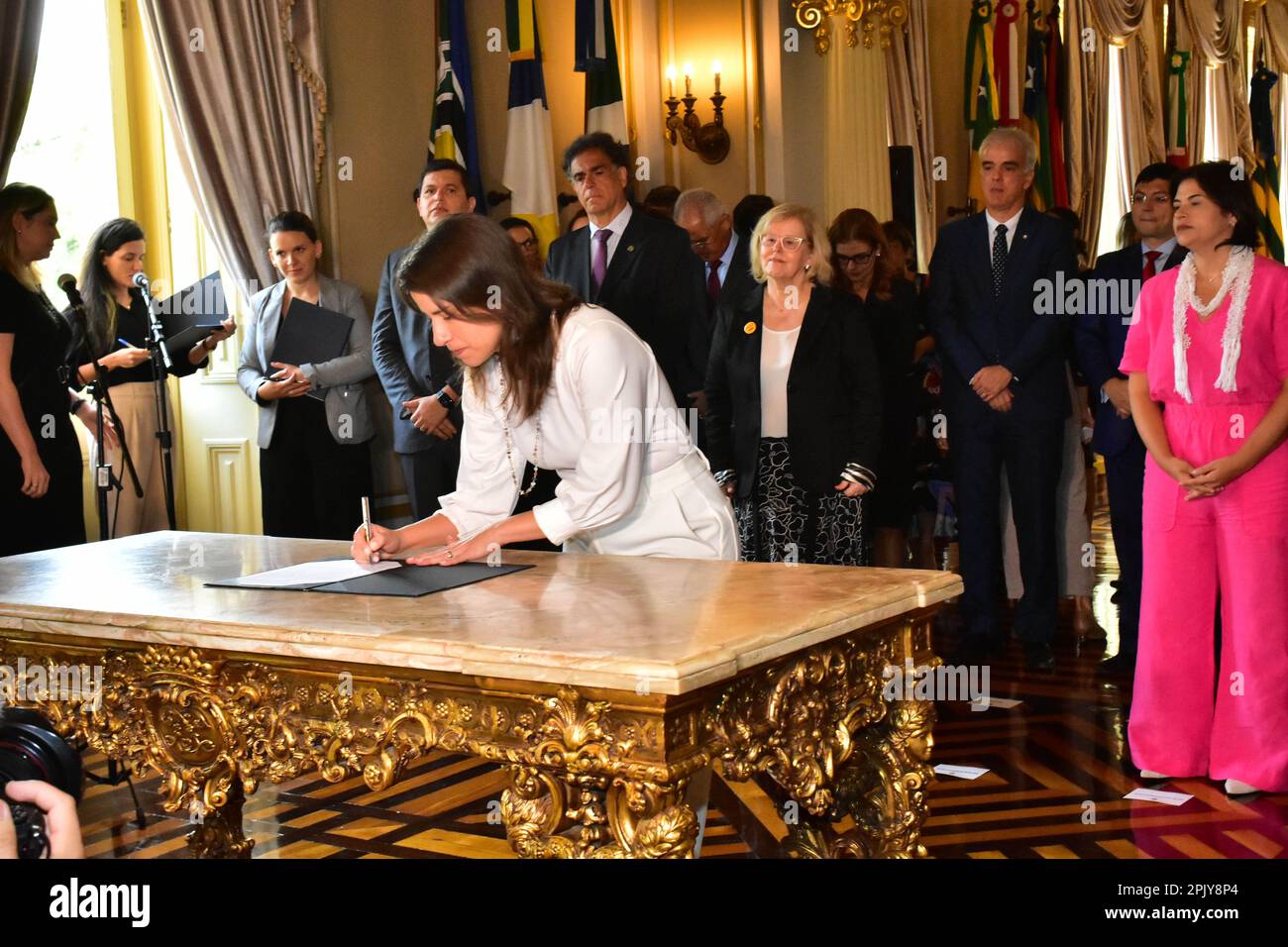 Recife, Brasile. 04th Apr, 2023. Il governatore Raquel Lyra e il presidente della Corte Suprema Federale (STF), ministro Rosa Weber, hanno firmato martedì (4th), il termine di adesione del governo di Stato alla Politica nazionale del lavoro nell'ambito del sistema penitenziario. Location Palácio do campo das Princesas, nel centro di Recife Credit: João Carlos Mazella/FotoArena/Alamy Live News Foto Stock