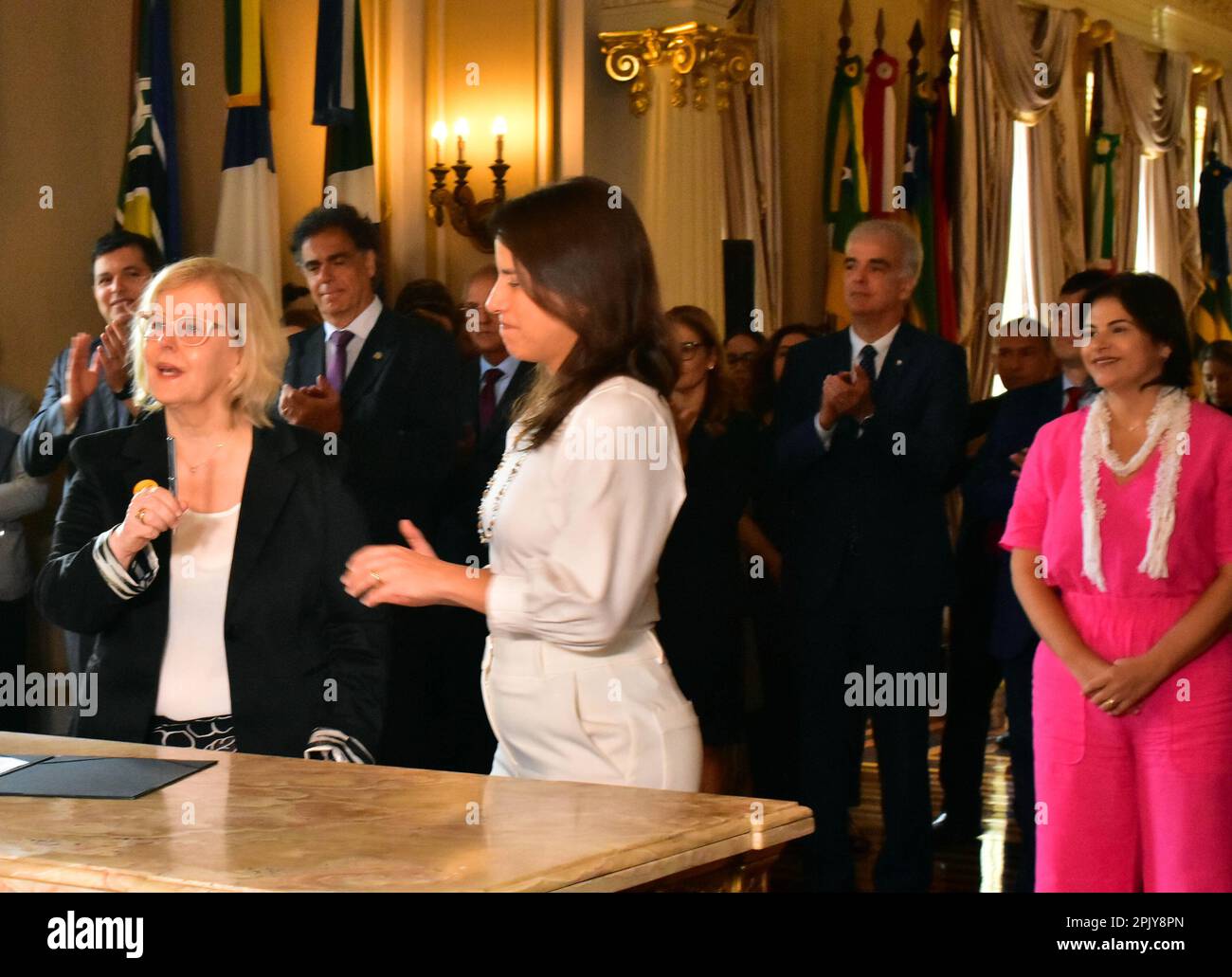 Recife, Brasile. 04th Apr, 2023. Il governatore Raquel Lyra e il presidente della Corte Suprema Federale (STF), ministro Rosa Weber, hanno firmato martedì (4th), il termine di adesione del governo di Stato alla Politica nazionale del lavoro nell'ambito del sistema penitenziario. Location Palácio do campo das Princesas, nel centro di Recife Credit: João Carlos Mazella/FotoArena/Alamy Live News Foto Stock