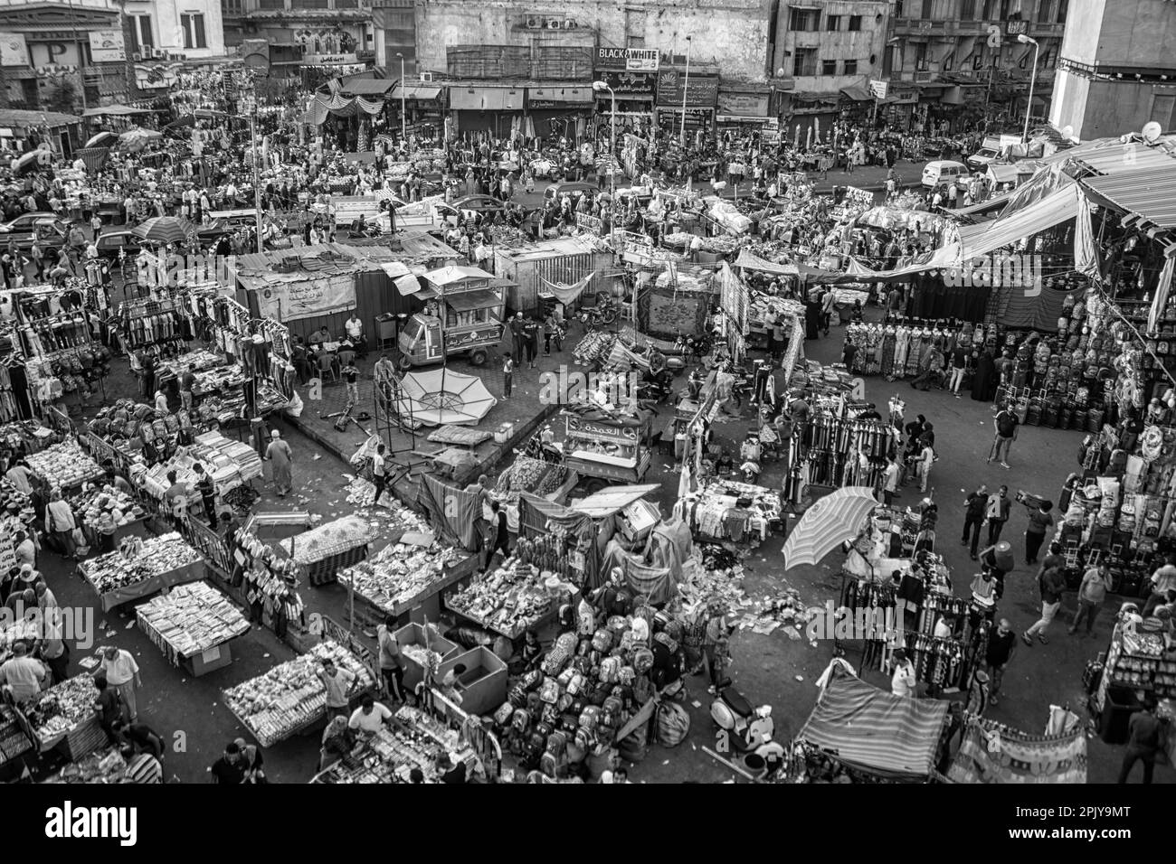 Il centro della città del Cairo di giorno con venditori e traffico. Egitto. Foto Stock