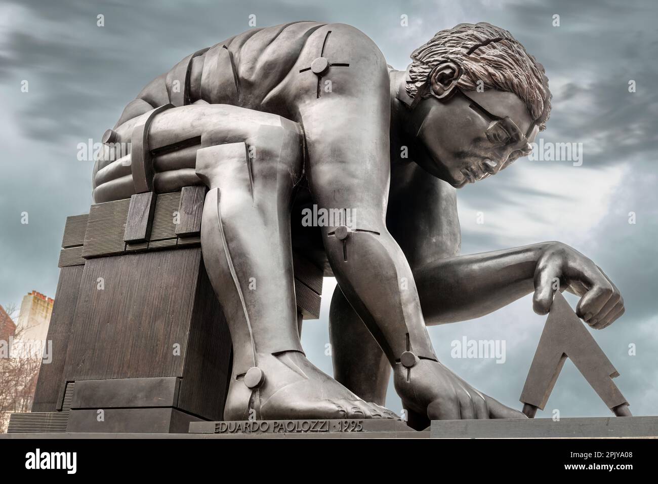 Newton, noto anche come Newton After Blake, è un'opera dello scultore Eduardo Paolozzi del 1995. La grande scultura in bronzo è esposta su un alto zoccolo in Foto Stock