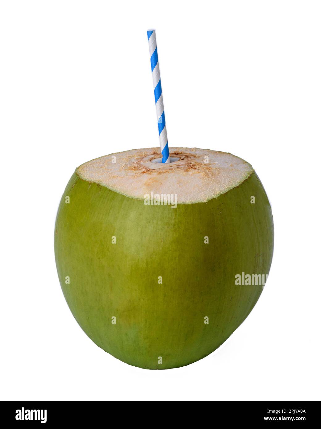 Cocco verde con paglia di carta colorata isolato su sfondo bianco. Foto Stock