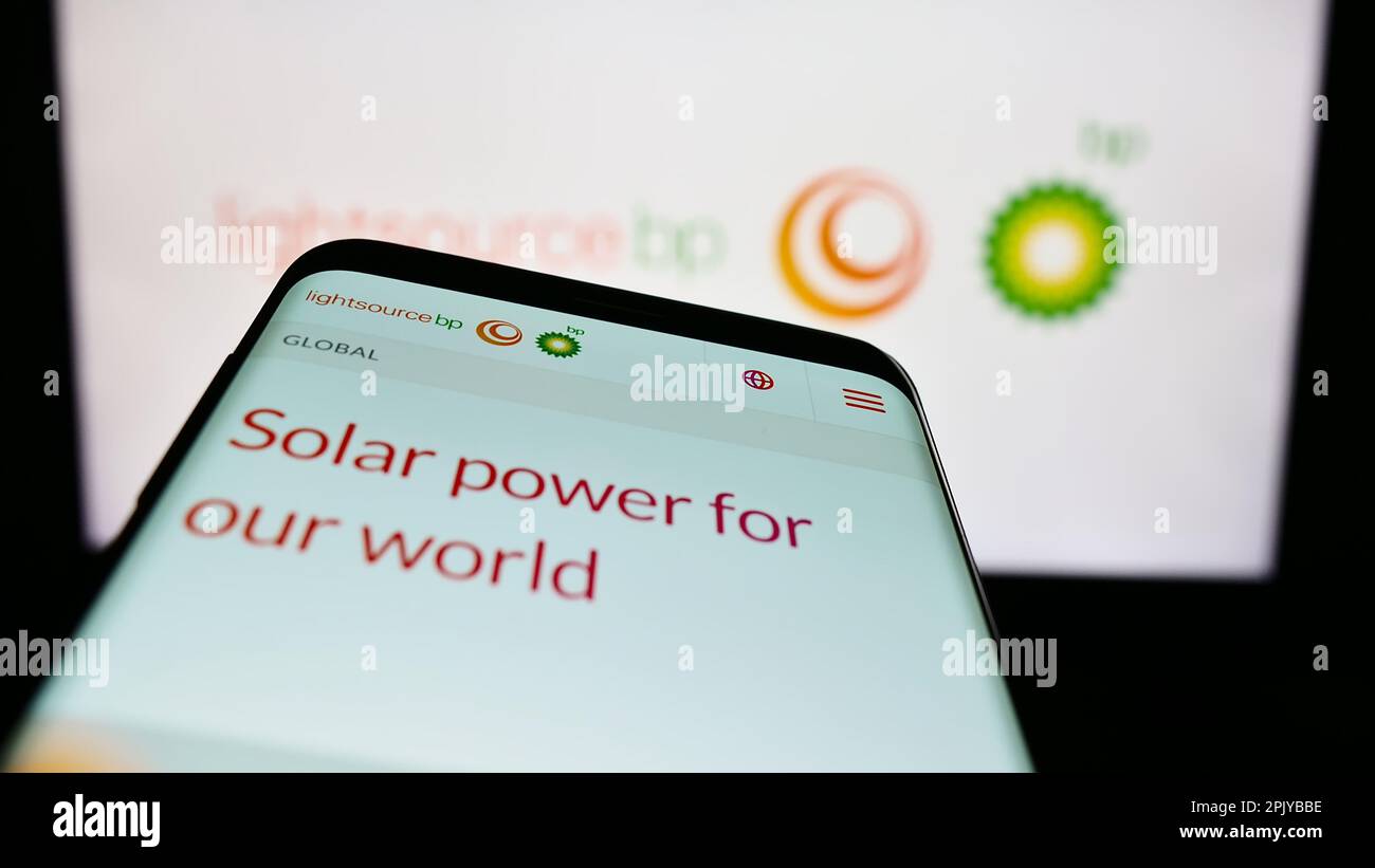 Smartphone con sito Web della società britannica di energia rinnovabile Lightsource BP sullo schermo di fronte al logo. Messa a fuoco in alto a sinistra del display del telefono. Foto Stock
