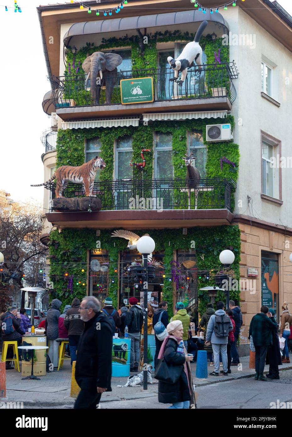 Persone al di fuori del ristorante vegetariano e vegano Sun Moon e panetteria a Sofia, Bulgaria, Europa orientale, Balcani, UE Foto Stock