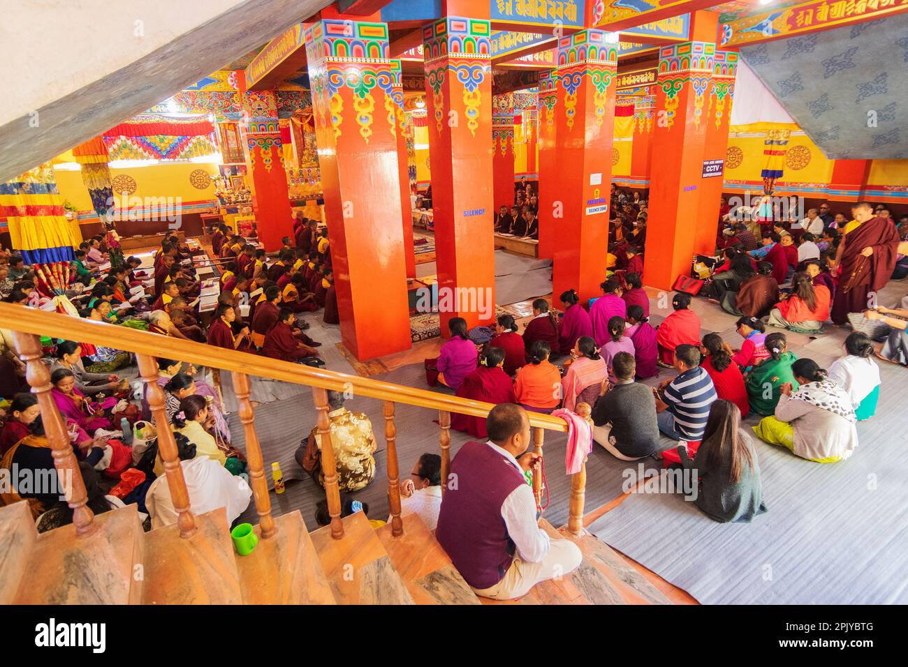 Monastero di Samdruptse, Ravangla, Sikkim, India - 20 ottobre 2016 : devoti buddisti che pregano nella sala di preghiera del monastero di Samdruptse. Foto Stock