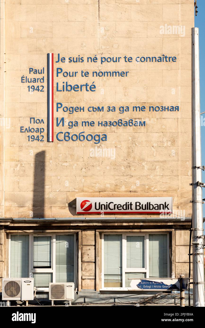 Progetto artistico di poesia da muro a muro 'Unity in Diversity' e versi poesici francesi di Paul Éluard che presentano la Francia a Sofia, Bulgaria, Balcani, UE Foto Stock