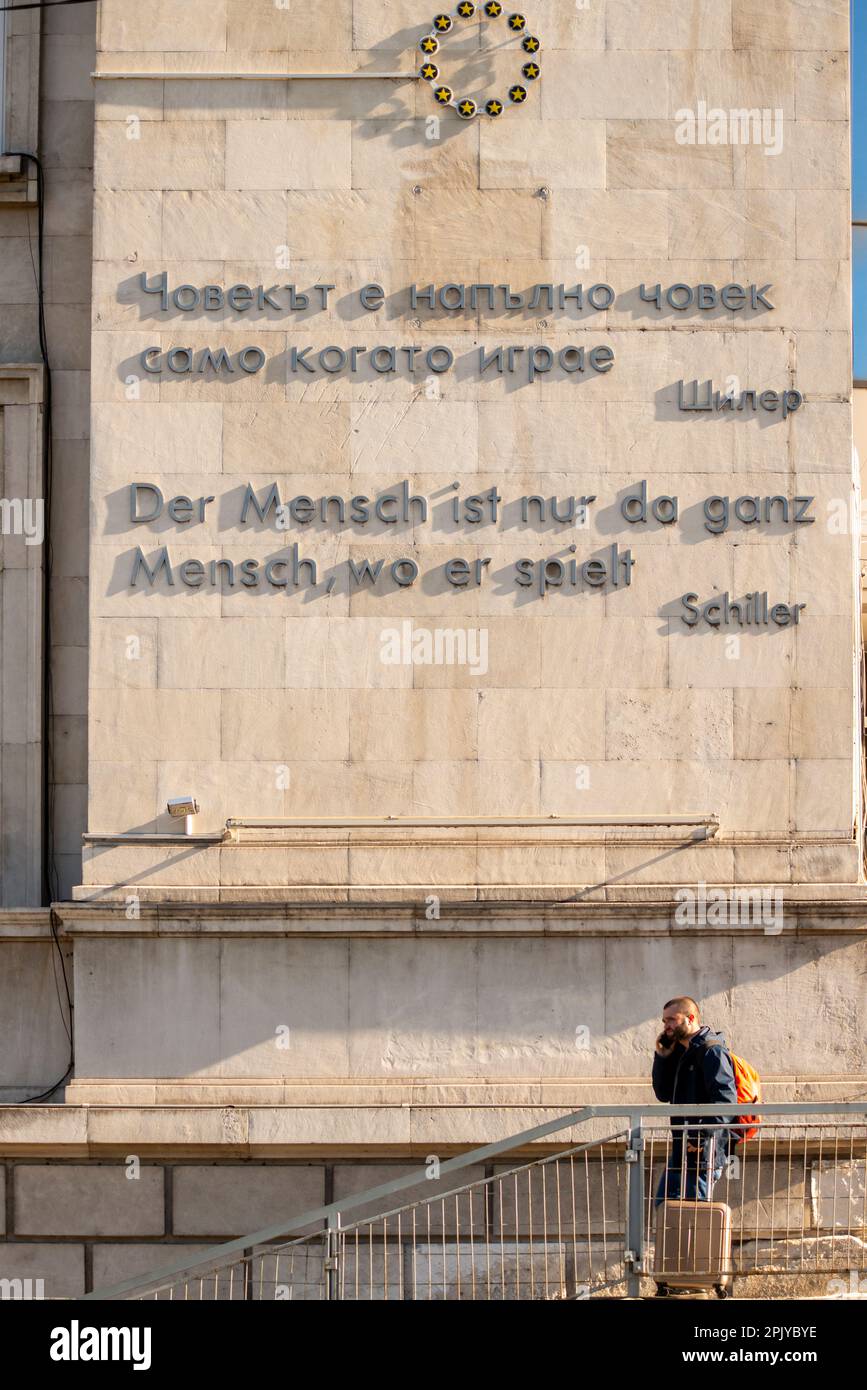 Progetto artistico di poesia da parete a parete 'Unity in Diversity' presso lo Stadio Nazionale e parole di Schiller che presentano la Germania a Sofia, Bulgaria, Balcani, UE Foto Stock