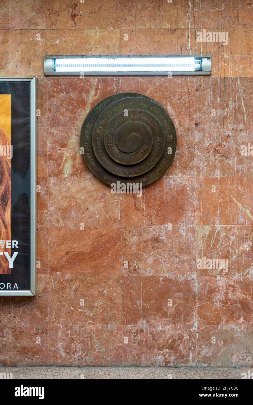 Progetto artistico di Poesia da parete a parete 'Unity in Diversity' e versi poesici britannici di Liz Lochhead presentando il Regno Unito alla stazione della metropolitana di Serdica a Sofia, Bulgaria Foto Stock