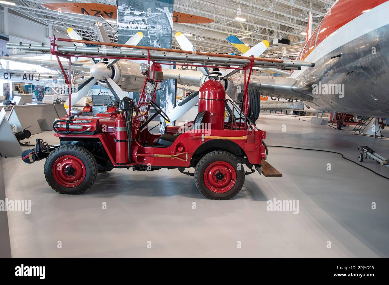 CJ-2A Airfield Crash jeep al Royal Aviation Museum of Western Canada a Winnipeg, Manitoba, Canada Foto Stock