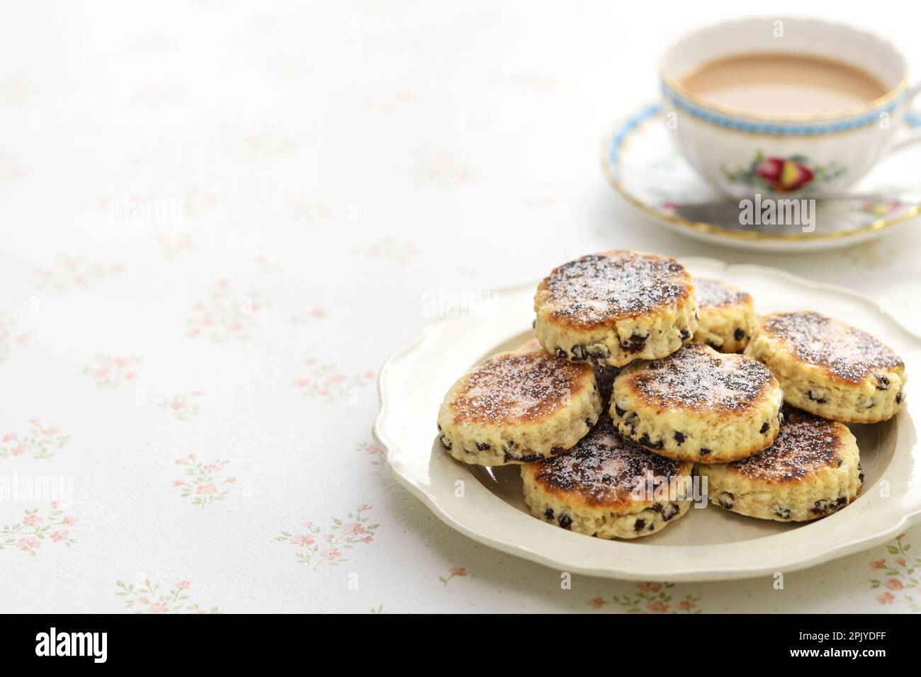 Torte gallesi fatte in casa (bakestones) con una tazza di tè al latte Foto Stock