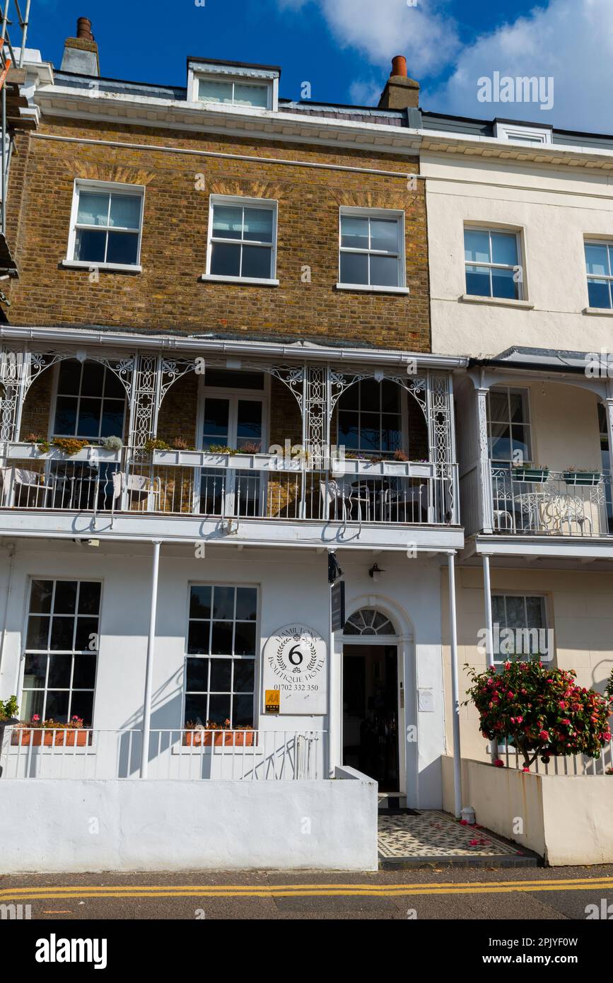 Hamilton's Boutique Hotel e sala da tè, appartamenti tra la fila di edifici Royal Terrace, Southend on Sea, Essex, Regno Unito. Zona storica di Southend Foto Stock