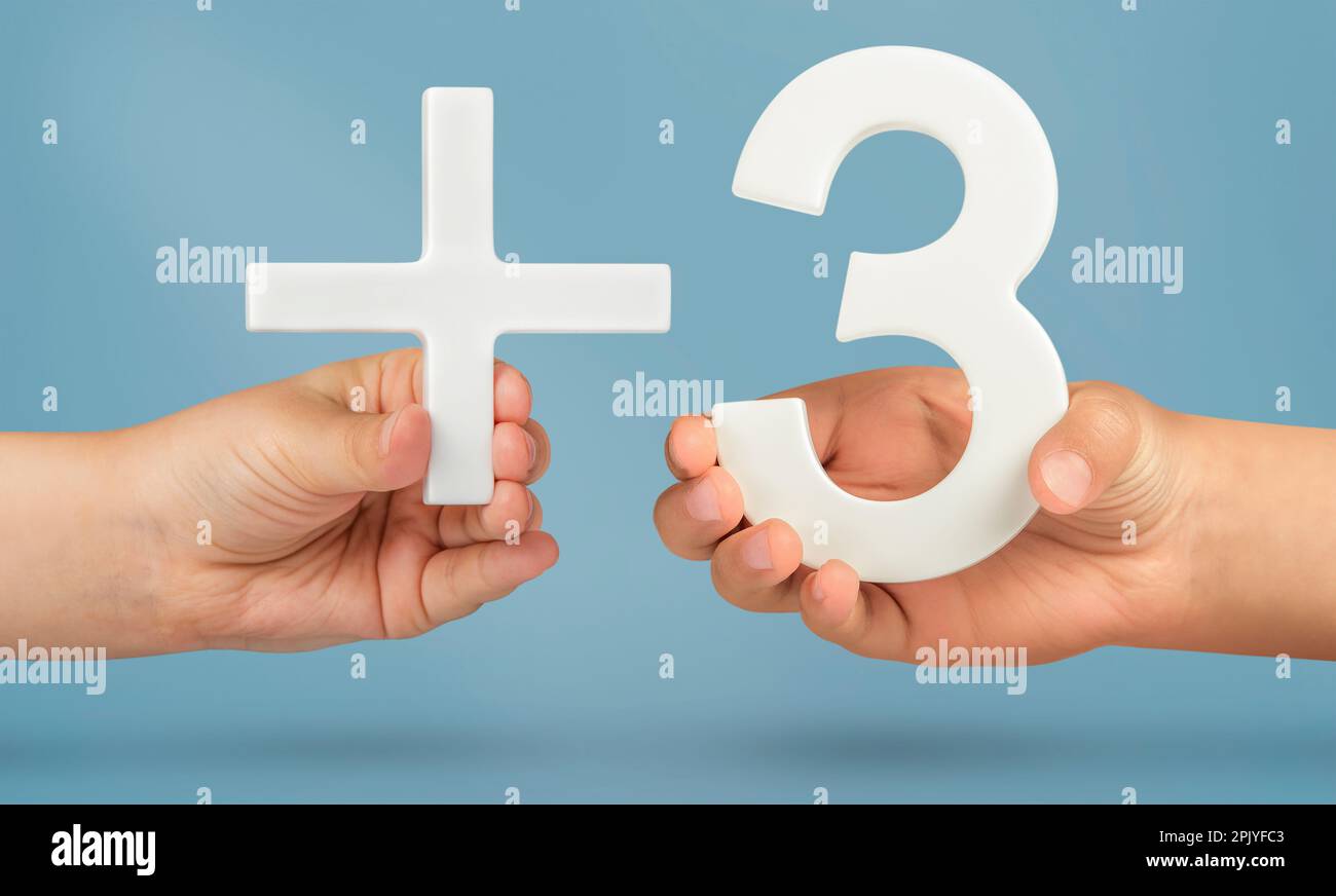 Più tre. Il limite di età è di 3 anni. Numero bianco 3 più in mano su uno sfondo blu primo piano. Aggiungere tre concetti. Foto Stock