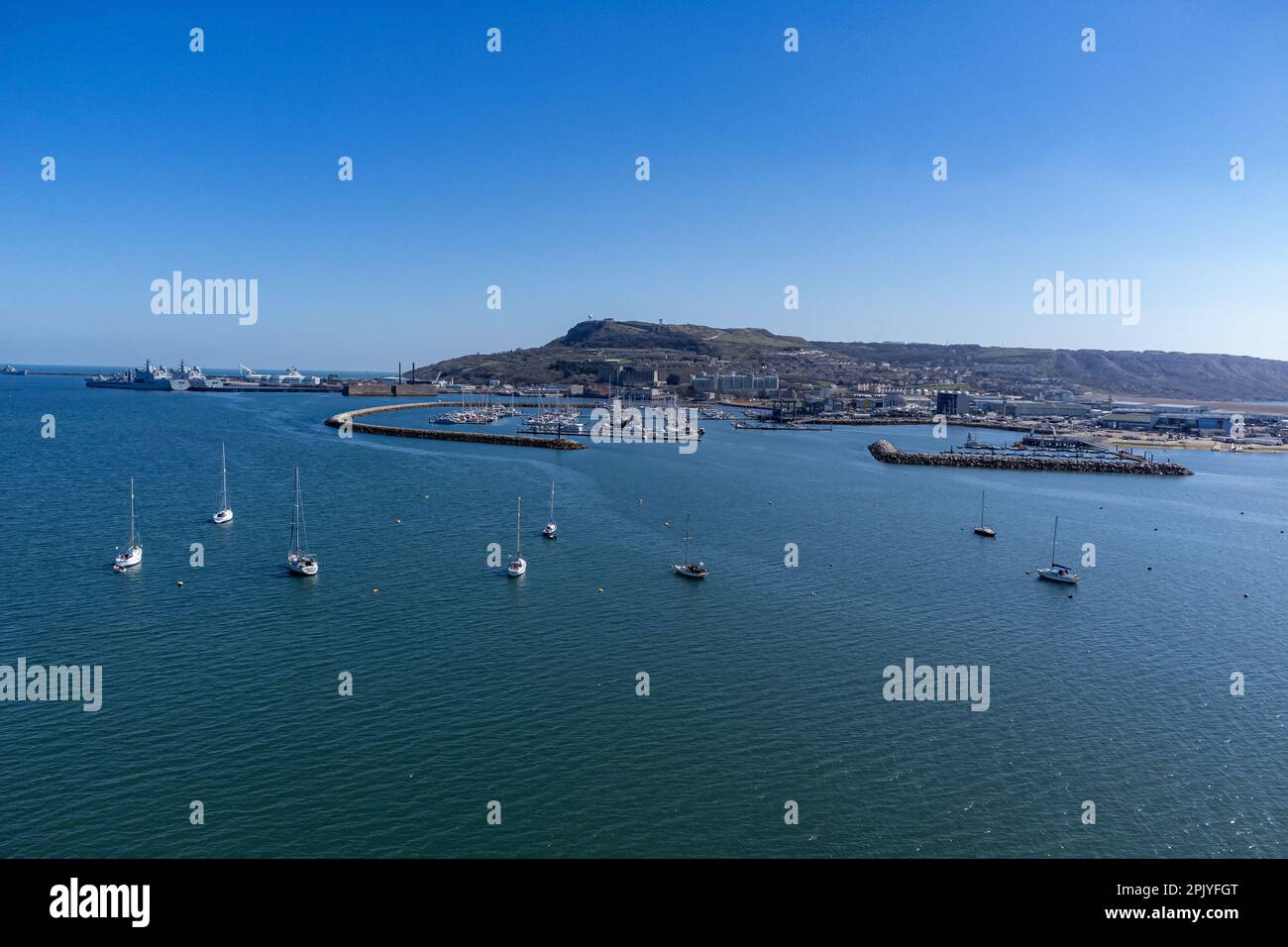 Barche sull'acqua intorno all'area del Porto di Portland a Dorset. Portland Port ha confermato di essere stato selezionato dall'Home Office come sito per una chiatta migrante. L'Home Office spera nei prossimi giorni di annunciare un accordo di leasing con la Bibby Marine Limited, con sede a Liverpool, per l'utilizzo della 'floatell' di Bibby Stockholm, una nave lunga 93 metri a tre piani che può ospitare fino a 506 persone. Data immagine: Martedì 4 aprile 2023. Foto Stock