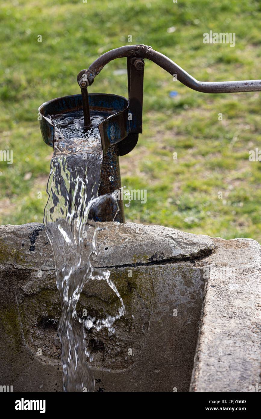 Vecchia pompa usata per estrarre acqua dal campo in Turchia. Pompa a  pozzetto retrò, vecchia pompa dell'acqua manuale (leva). Pompa dell'acqua  in ghisa vintage. 4K riprese video Foto stock - Alamy