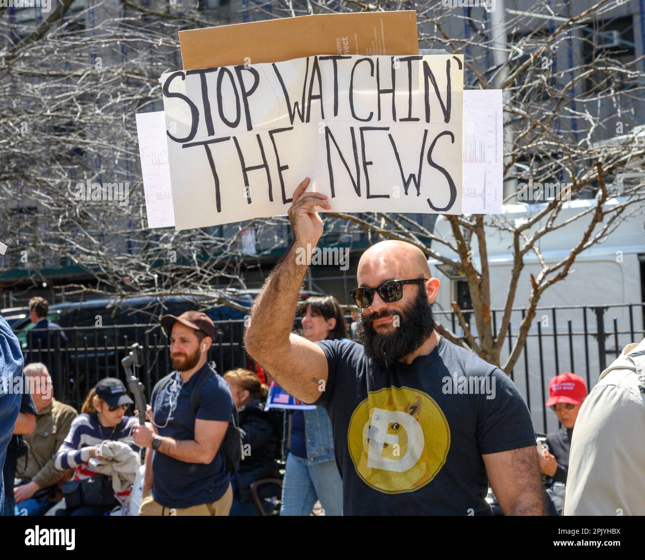 New York, Stati Uniti. 4th Apr, 2023. I sostenitori dell'ex presidente degli Stati Uniti Donald Trump protestano al di fuori del Tribunale penale di New York in attesa dell'arrivo di Trump. Donald Trump è diventato il primo ex presidente degli Stati Uniti ad essere incriminato da una grande giuria e consegnato alle autorità per affrontare accuse penali. Credit: Enrique Shore/Alamy Live News Foto Stock