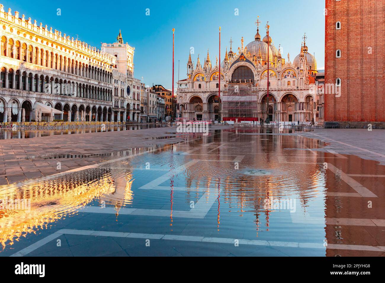 Piazza San Marco, Piazza San Marco all'alba, sommerso dalle inondazioni in alta acqua, Venezia, Italia Foto Stock