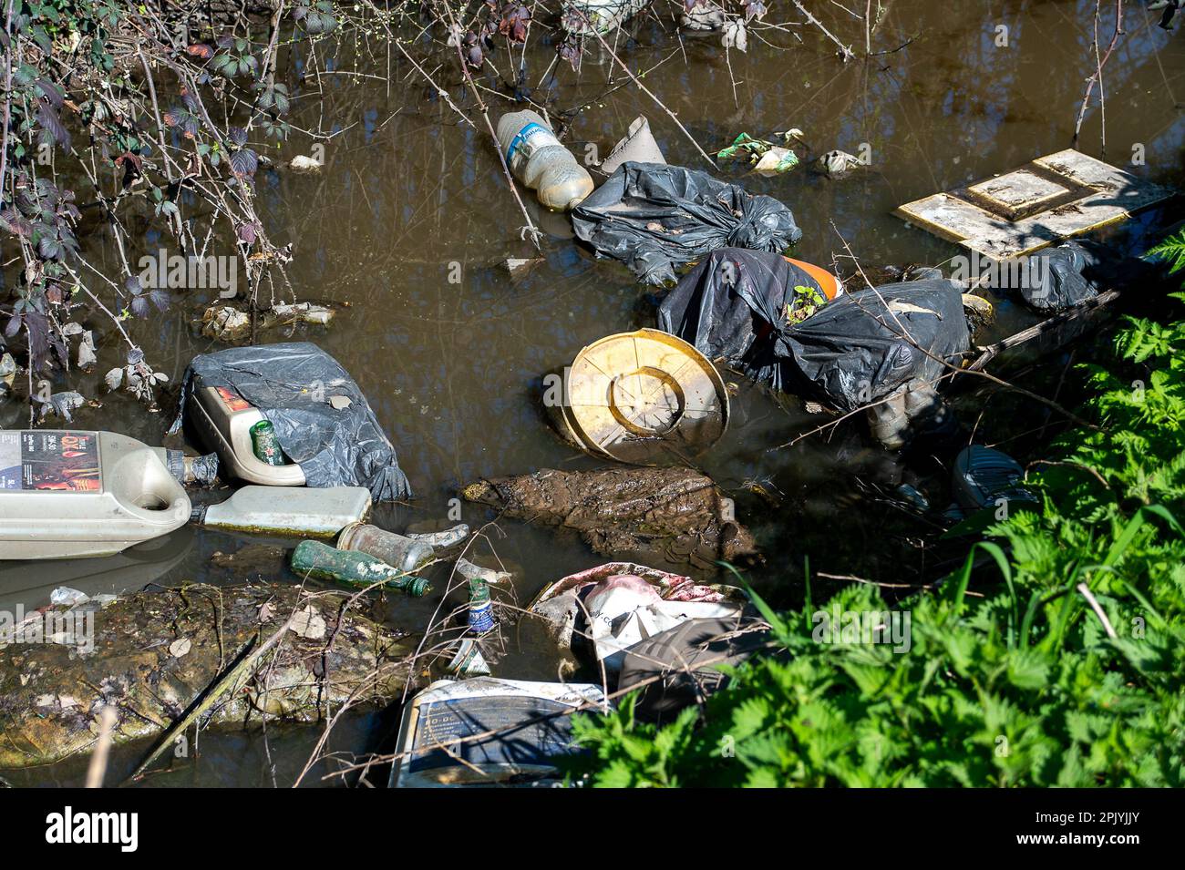 Denham, Buckinghamshire, Regno Unito. 4th aprile 2023. Quantità scioccanti di ribaltamento e lettiera in un ruscello di Denham, Buckinghamshire, compresi teli di amianto, pneumatici, un congelatore frigorifero, contenitori di olio motore e plastica. Il governo ha annunciato misure più severe per coloro che sono stati condannati per comportamenti antisociali, tra cui il flytipping illegale. Credit: Maureen McLean/Alamy Live News Foto Stock