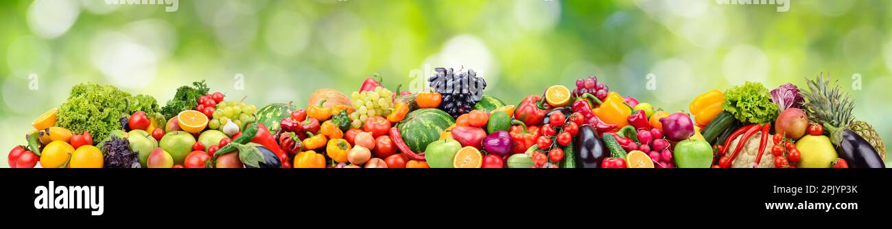 Frutti di bosco, frutta e verdura su sfondo verde sfocato. Foto Stock