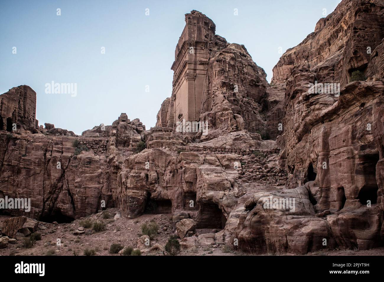 Le Tombe reali di Petra incarnano l'arte unica dei Nabatei, dando allo stesso tempo un'esposizione all'architettura ellenistica, ma le facciate di queste tombe sono state indossate a causa del naturale decadimento. Una di queste tombe, la Tomba del Palazzo, si suppone sia la tomba dei re di Petra. La Tomba Corinzia, che si trova proprio accanto alla Tomba del Palazzo, ha la stessa architettura ellenistica del Tesoro. Le altre due tombe reali sono la Tomba di Seta e la Tomba di Urna; la Tomba di Seta non si distingue come la Tomba di Urna. La tomba di Urn presenta un grande cortile sul davanti ed è stata trasformata in una chiesa Foto Stock