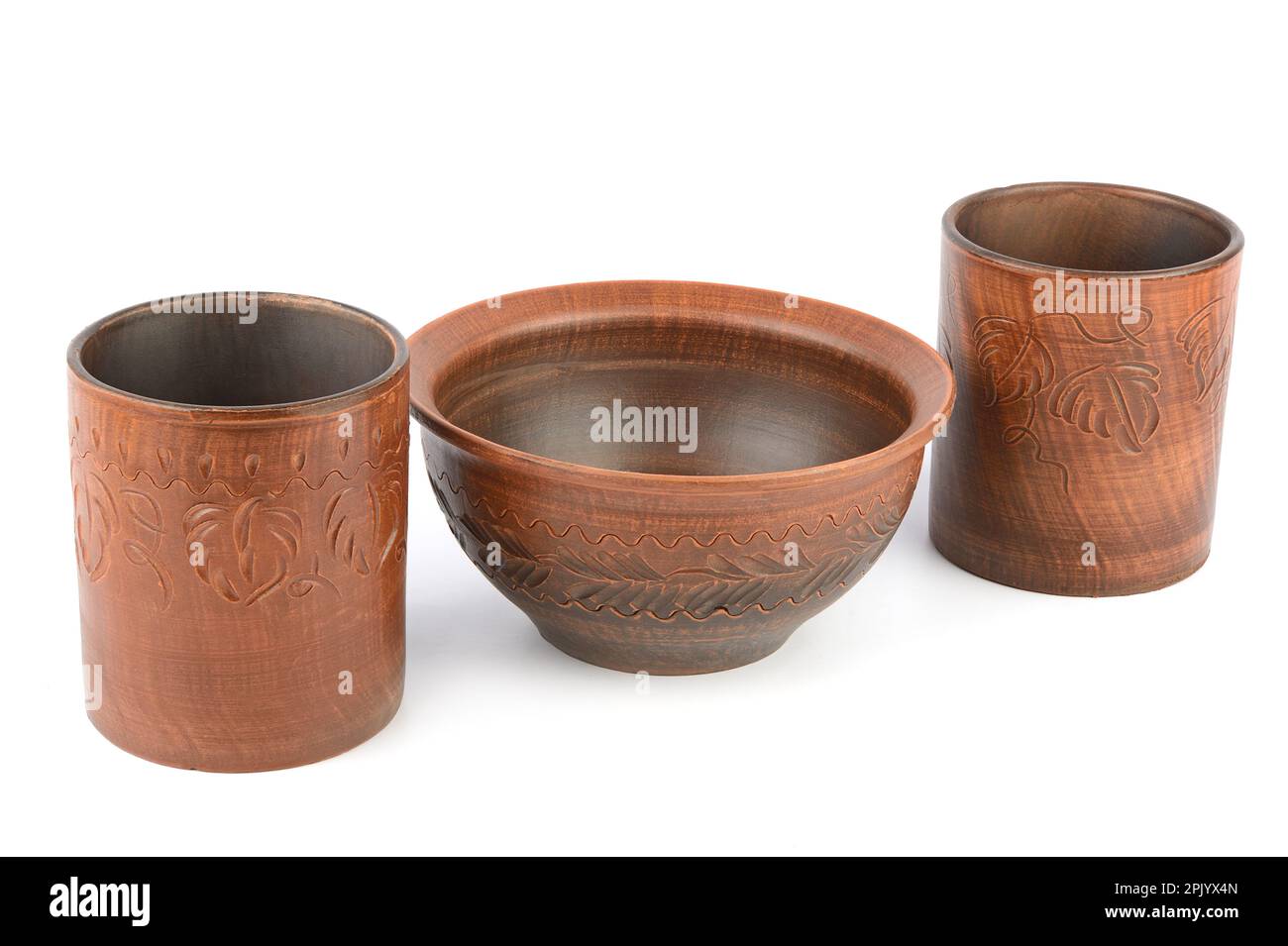 Piastra, tazza e recipiente in ceramica isolati su sfondo bianco. Foto Stock