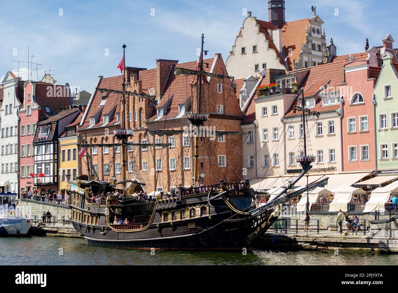 DANZICA, POLONIA - 30 LUGLIO 2022: Nave storica al porto sulla costruzione del fiume Stara Motlawa, Danzica offre tour per i turisti in giornata di sole Foto Stock