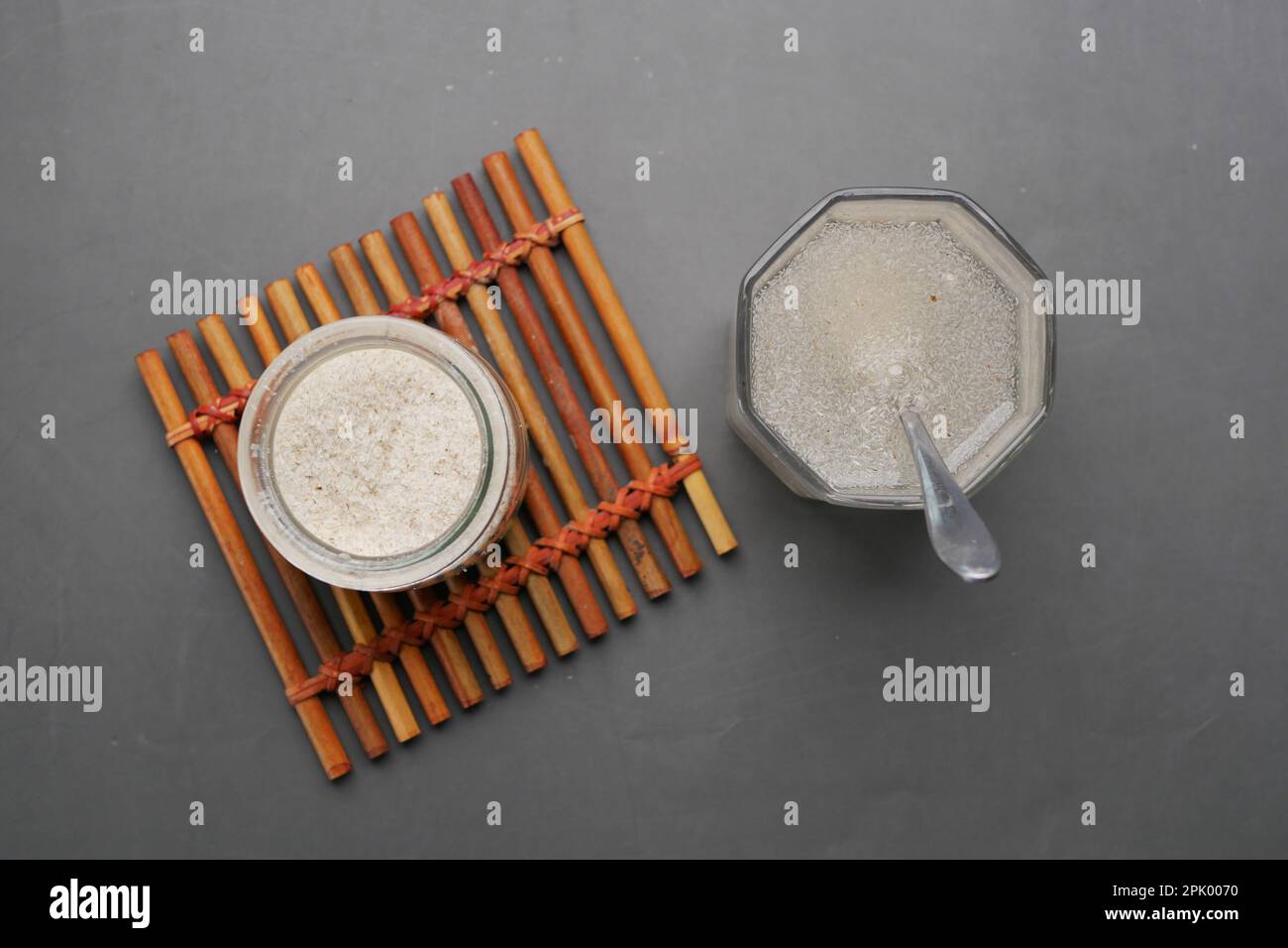 Il cucchiaio di legno con semi di psillio su sfondo scuro Foto Stock