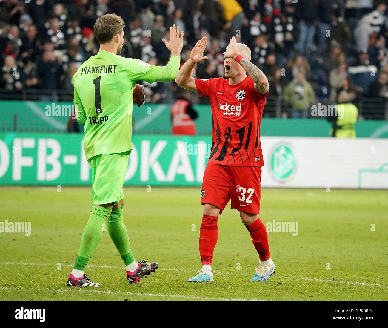 4th aprile 2023, Deutsche Bank Park, Francoforte, GER, DFB Cup, Eintracht Francoforte vs 1.Union Berlin, nella foto Philipp Max (Francoforte) e il goalwart Kevin Trapp (Francoforte) sono contenti della vittoria. Foto Stock