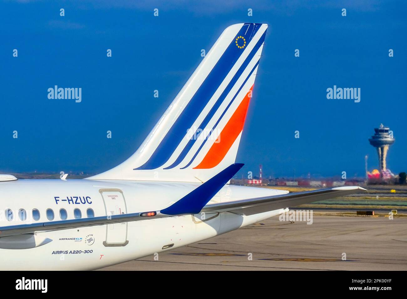 Logo commerciale Air France sulla coda di un aereo commerciale, Oporto, Portogallo Foto Stock