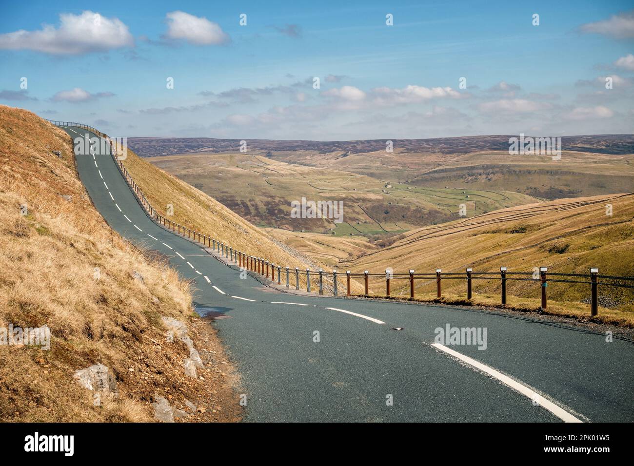In cima al Passo delle Butterbuts, questa famosa salita su strada e collina ha superbe vedute di Swaledale, che è disseminata di vecchi fienili di pietra. Yorkshire Dales Na Foto Stock