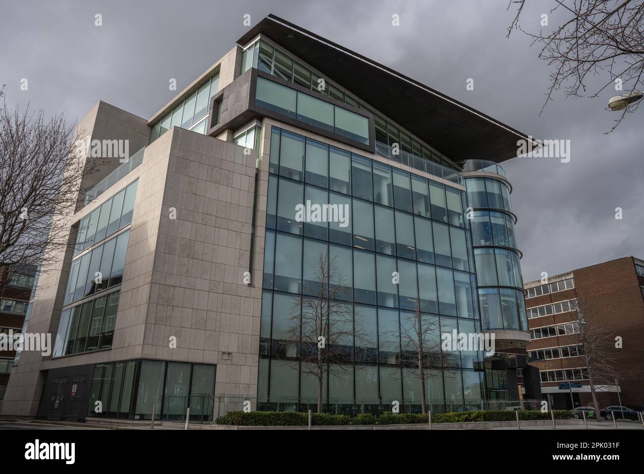 Warrington Place Dublino 2 Irlanda 29th marzo 2023. Vista angolare della parte anteriore in vetro dell'edificio della sede centrale di Bord Gais Foto Stock