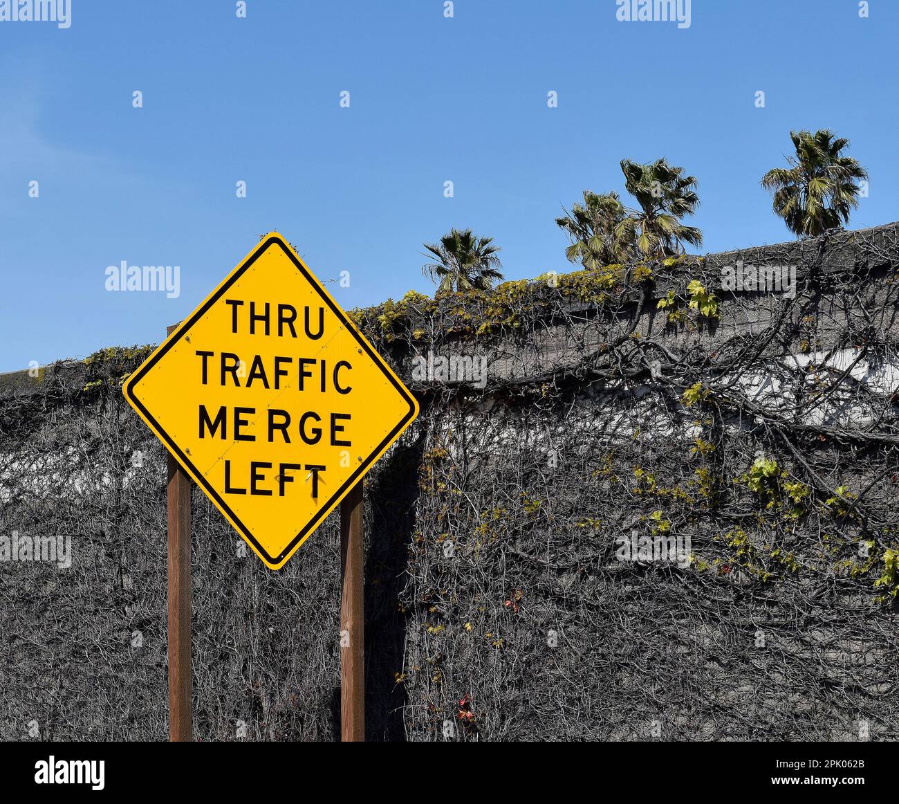 DOPO IL TRAFFICO, IMMETTITI sulla SINISTRA seguendo le indicazioni per l'autostrada 880 in California Foto Stock