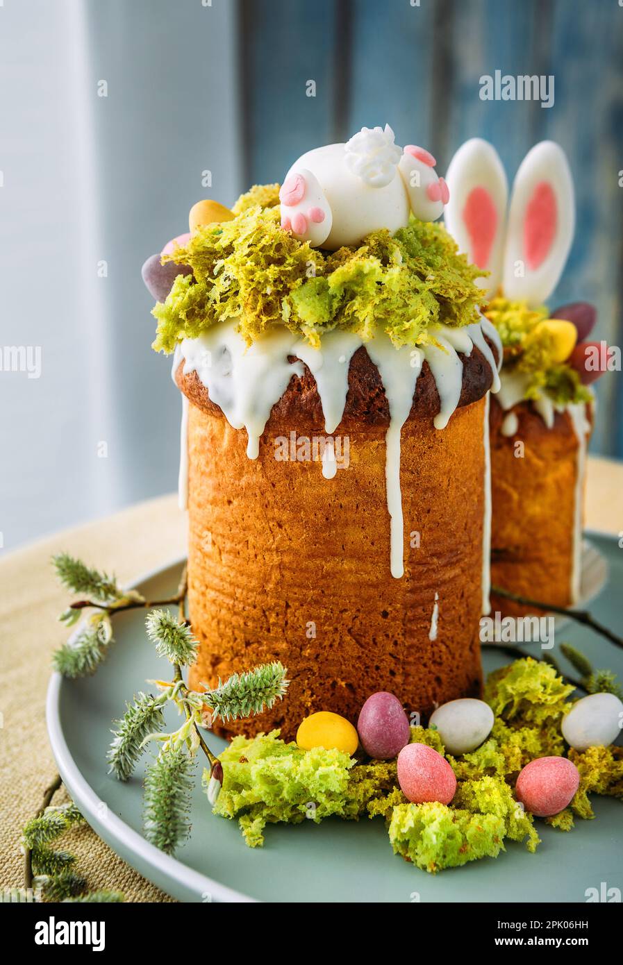 Paska - il pane dolce della vigilia di Pasqua con glassa decorato con 'muschio' mangiabile vita ferma. Dessert popolare durante le vacanze di Pasqua ortodosse dell'est. Vecchio cu Foto Stock